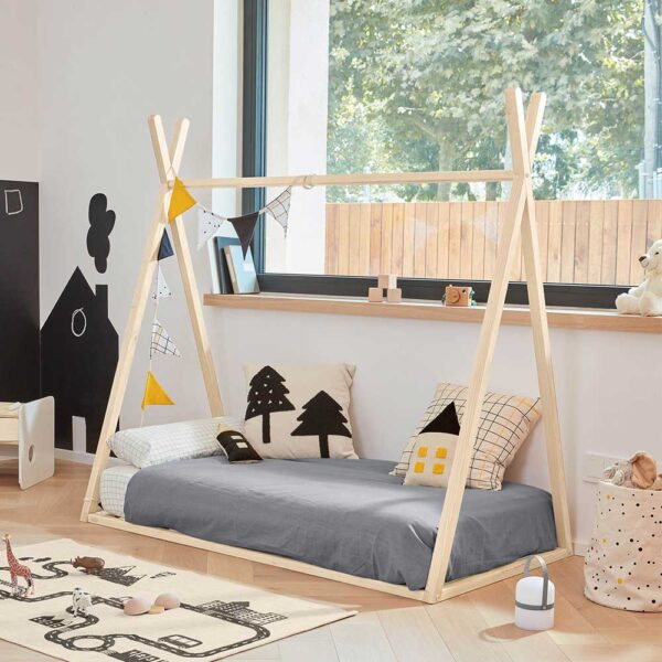 Kinderbett in Tipi Form aus Buche Massivholz 144 cm hoch